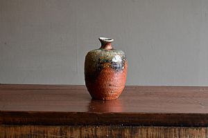 Sake bottle, natural ash deposit, stoneware, 7 days Anagama firing by Uwe Lllmann