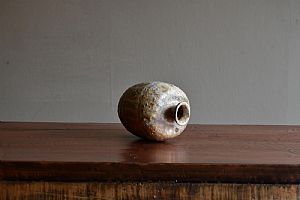 Sake bottle, natural ash deposit, stoneware, 7 days Anagama firing by Uwe Lllmann