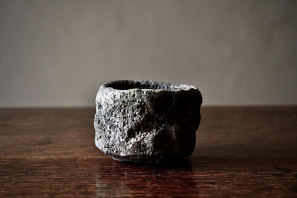 Osamu Inayoshi - Natural Ash Glaze Kurinuki Guinomi with signed wooden box