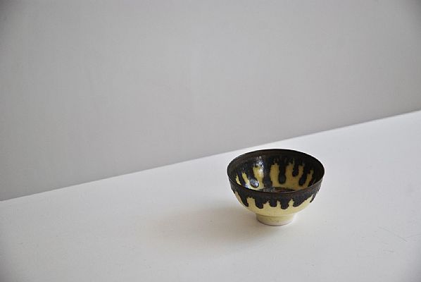 Peter Wills - Tiny flecked yellow bowl with bronzed rim