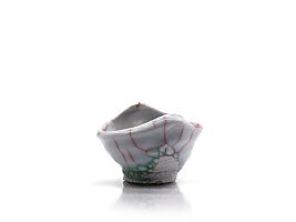 Porcelain guinomi with celadon and applied urushi lacquer by Kodai Ujiie