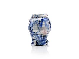Small white porcelain tsubo jar with applied urushi lacquer by Kodai Ujiie