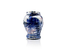 Small white porcelain tsubo jar with applied urushi lacquer by Kodai Ujiie