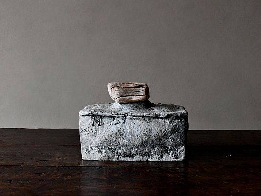 Simone Krug-Springsguth - Ceramic Box with Wood from an Olive Tree